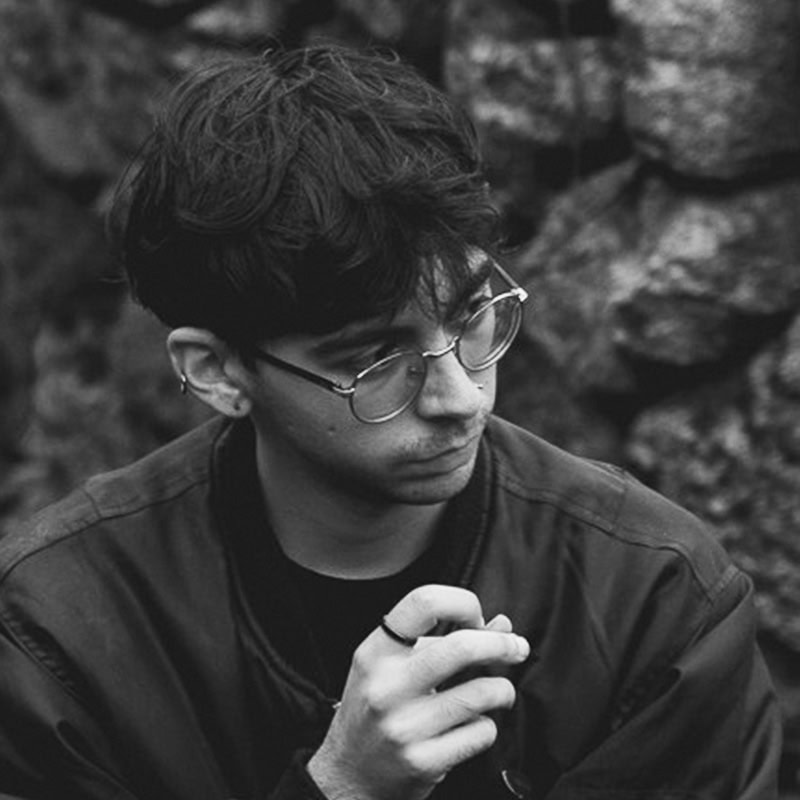 Jovem estudando sobre crescimento pessoal e educação internacional.