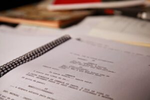 Imagem de caderno e materiais de estudo na mesa.