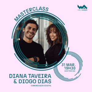 Imagem de dois jovens profissionais sorridentes, representando inovação em comunicação digital.