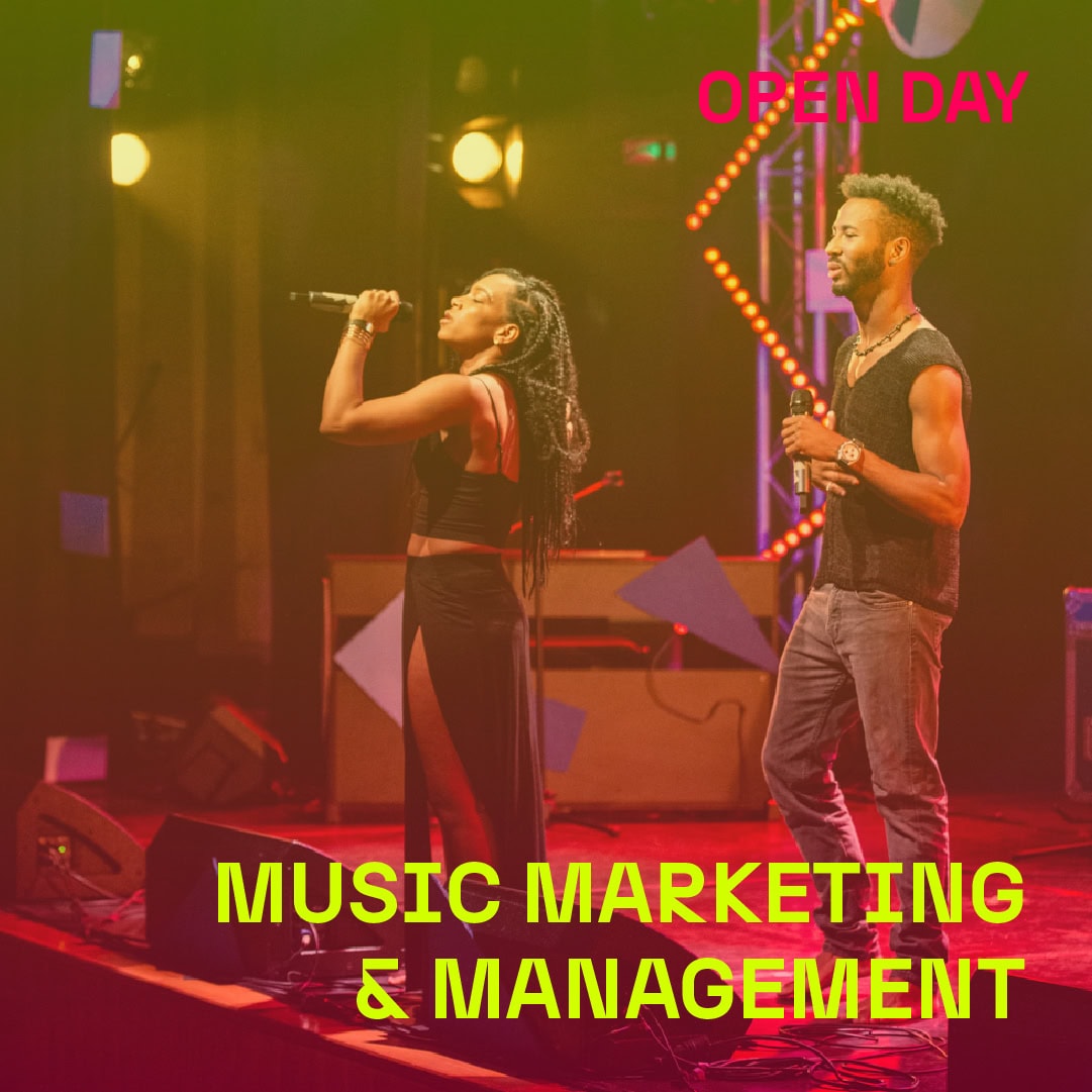 Capa de evento de ensino de marketing e gestão musical na World Academy, com artistas em palco ao vivo.