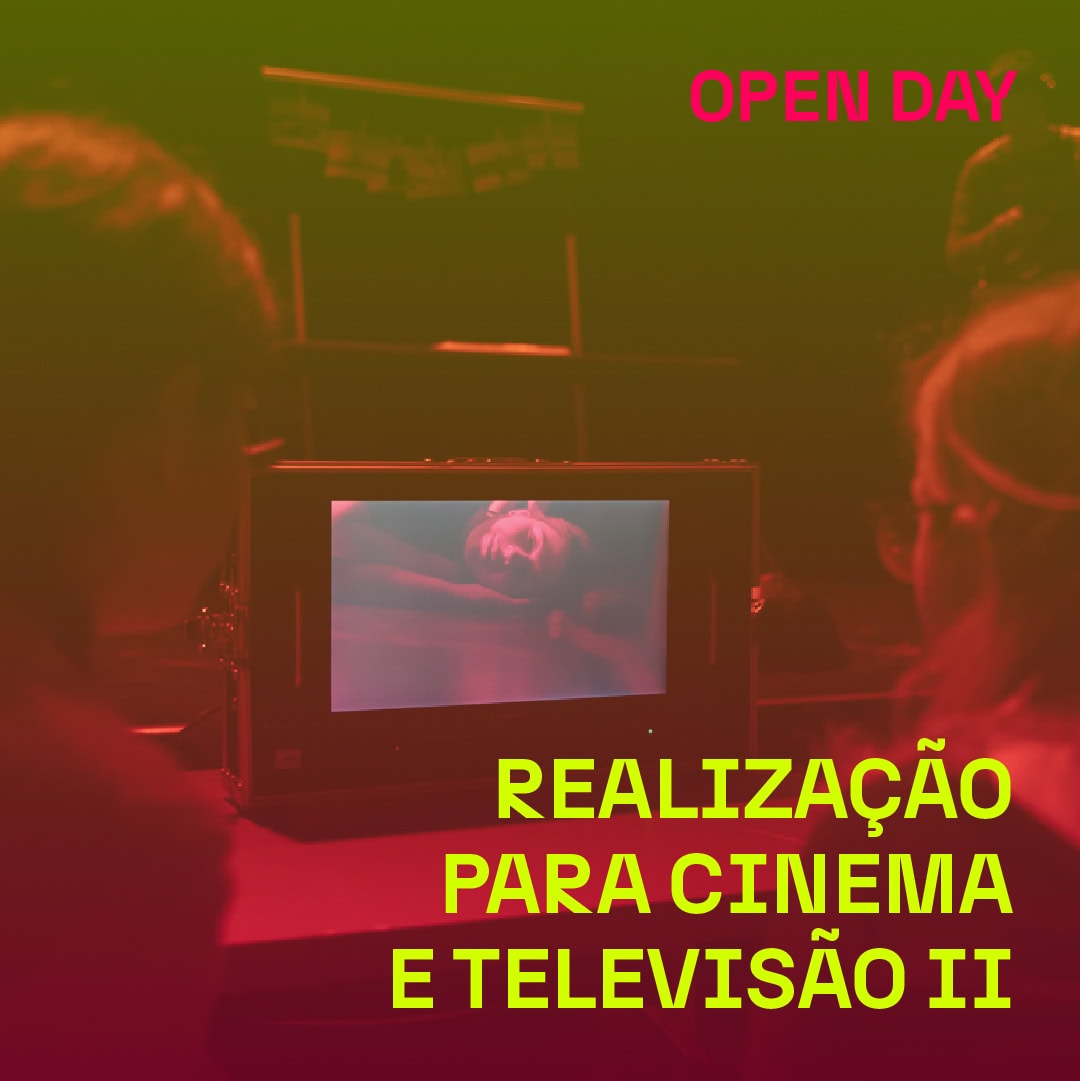 Imagem de uma aula prática de cinema com estudantes assistindo a uma cena projetada.