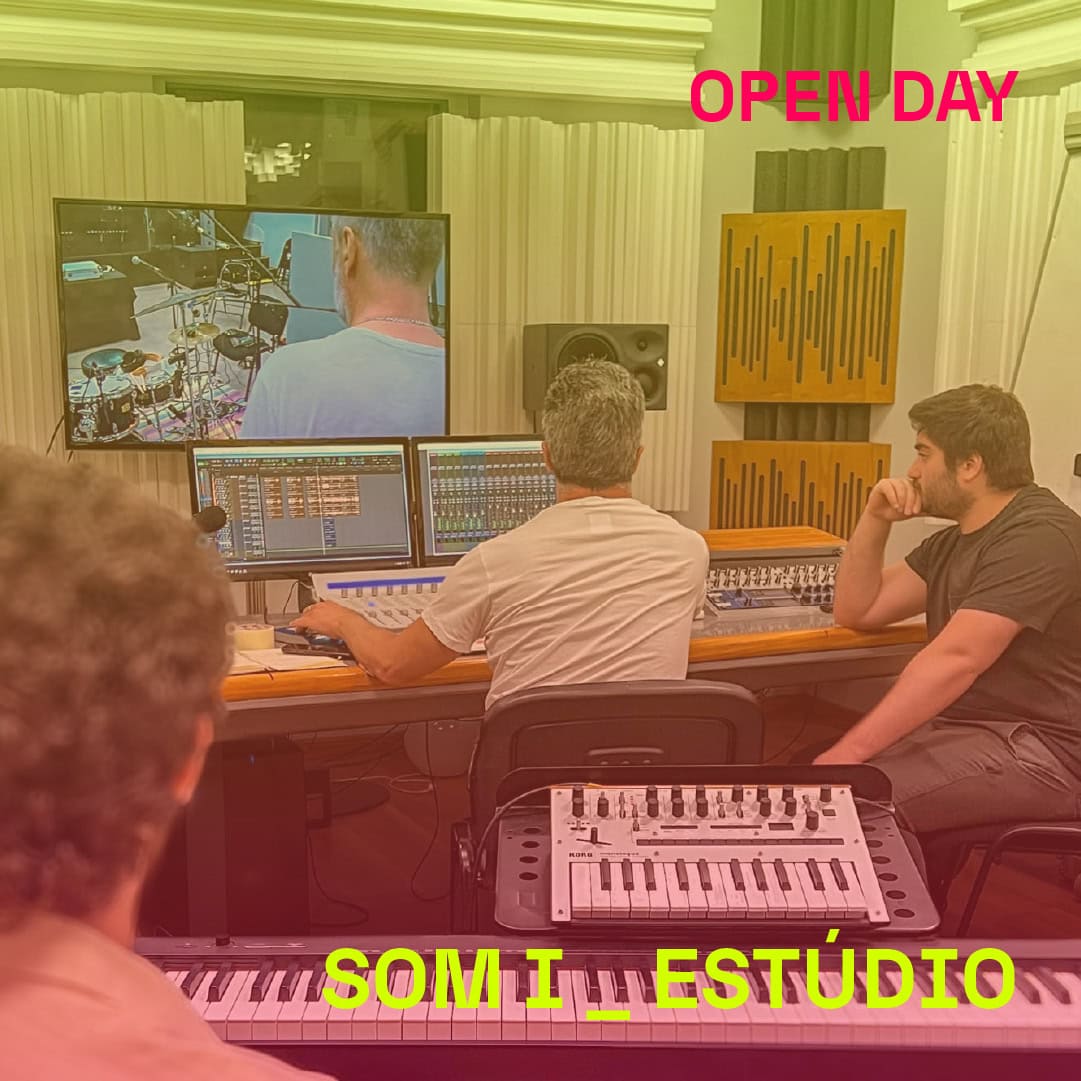 Estúdio de gravação com equipamentos profissionais para aulas e projetos musicais.