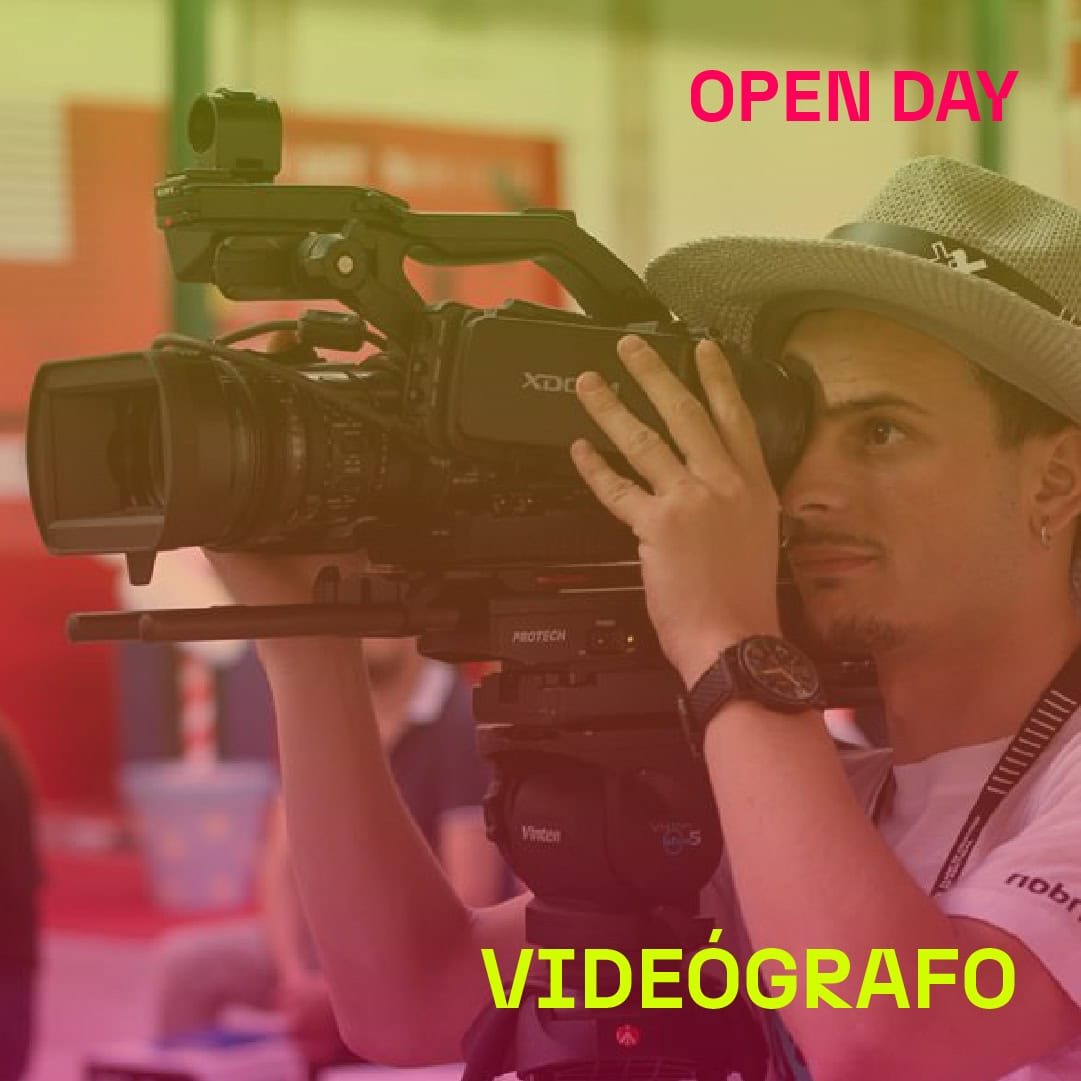 Câmera profissional de vídeo usada por um videógrafo durante o evento Open Day na World Academy.