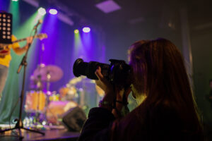 Fotógrafa captura momento de concertos e eventos culturais com equipamento profissional.