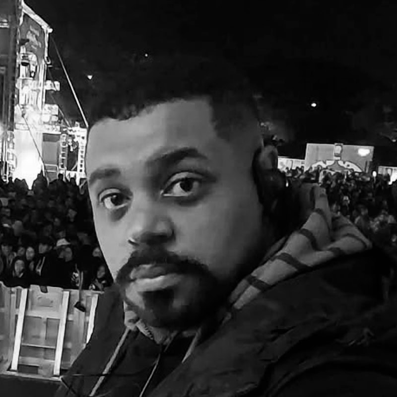 Foto de jovem em evento cultural em Portugal.