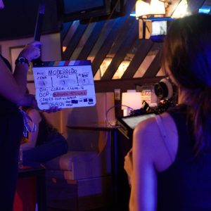 Criatividade e produção audiovisual no World Academy, foco em desenvolvimento de competências em comunicação. Ambiente de filmagem com equipe de produção de vídeos.