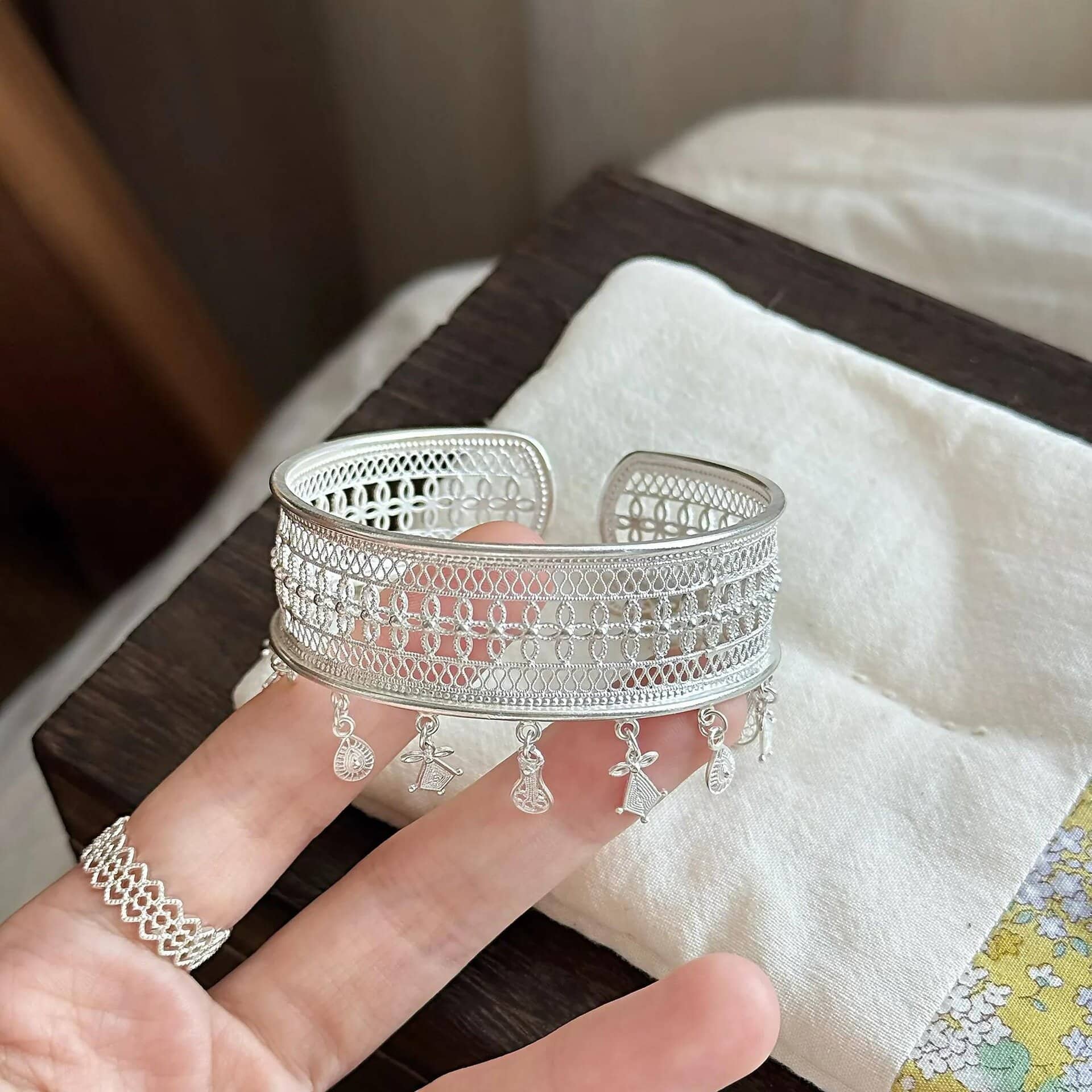 純銀　扇　約77g 苗疆少女》999純銀江南苗族風鏤空手鐲約27g – yoyoshop