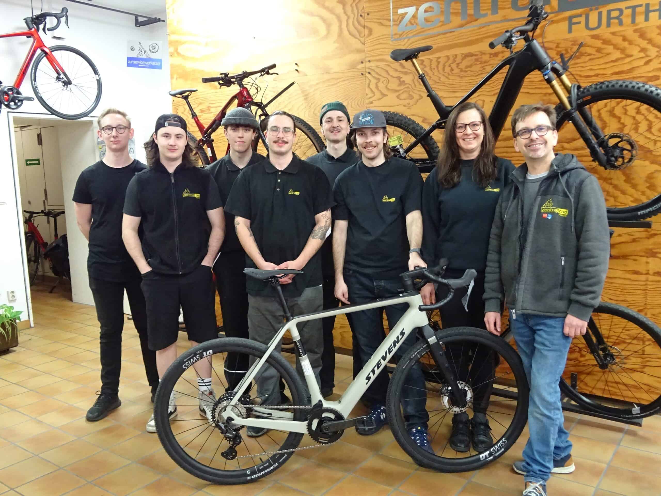 Team von Zentralrad Fürth mit E-Bike im Laden.
