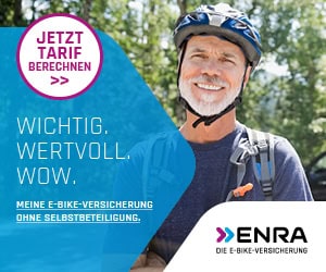 ENRA E-Bike Versicherung Augsburg Mann mit Fahrradhelm und Rucksack, E-Bike Versicherung in Augsburg.