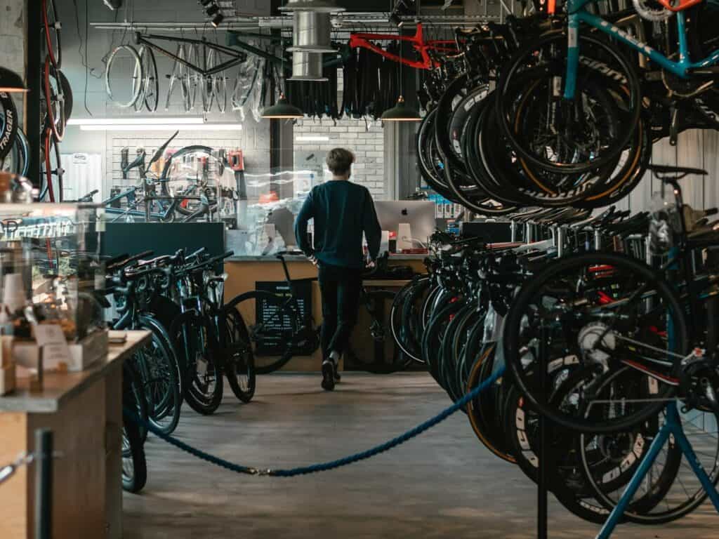 Fahrradgeschäft Zweirad Hilmes Innenansicht eines Fahrradgeschäfts mit Fahrrädern und Kunden.