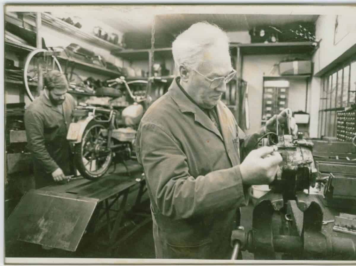 Traditionelle Fahrradwerkstatt bei Zweiradhaus M"o Mitarbeiter bei Fahrradreparatur in Werkstatt bei Zweiradhaus Möllmann.
