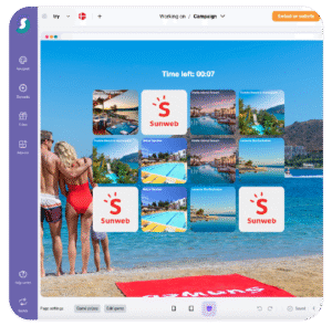 Drei Personen in Badekleidung stehen am Strand vor einem Bildschirm mit einer Sunweb-Gewinnspielkampagne, Resort-Bildern und Countdown – stimmungsvolles Beispiel für Gamification-Software und Wettbewerbe im Urlaubs- und Reisebereich.