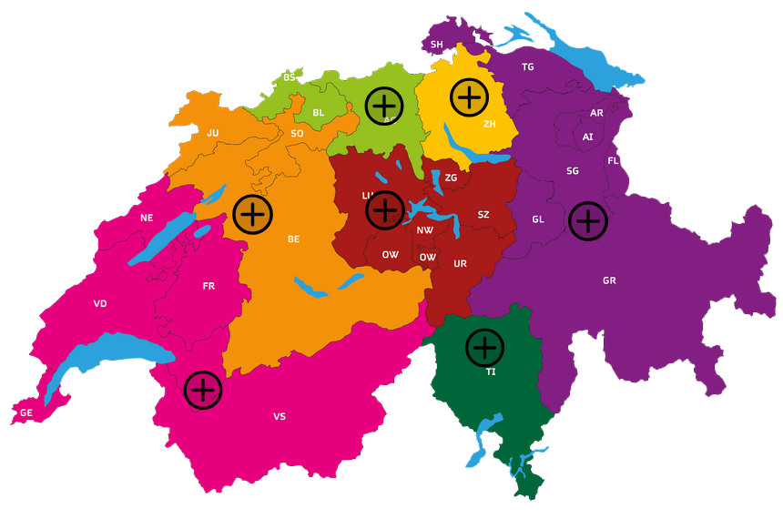 &bdquo;Karte der Schweiz, farblich nach Kantonen unterteilt und mit Abk&uuml;rzungen beschriftet; f&uuml;nf gro&szlig;e schwarze Pluszeichen markieren zentrale Standorte &ndash; ideal f&uuml;r Gamification-Software, Gewinnspiele und Wettbewerbe mit regionalem Fokus.