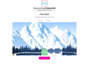 Alt-Text (deutsch, SEO-optimiert): Gamification-Software Beispiel: Wettbewerbsseite mit Berglandschaft, Marketing Chäschtli und Drop-Spiel, verspielte Einkaufstasche auf Plattform, Slider und pinker Start-Button sowie Spielstatistiken für Zeit und Punkte.