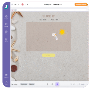 Bildbeschreibung (SEO-optimierter Alt-Text): Computerbildschirm zeigt das browserbasierte Gamification-Spiel „SLICE IT“ auf sandigem Hintergrund mit Muscheln und Seesternen. Die Benutzeroberfläche enthält spieltypische Elemente wie Timer, Punktestand, gelbes Sonnen-Icon, Glücksrad und großen Start-Button – ideal für Online-Gewinnspiele und Wettbewerbe.