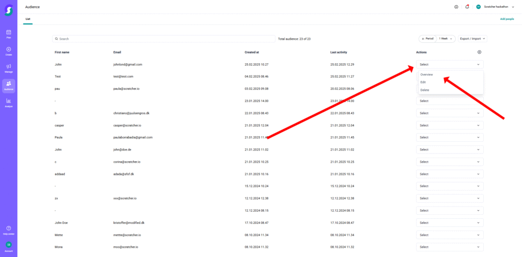 Audience 4 SEO-optimierter Alt-Text: Dashboard einer Gamification-Software mit Tabelle für Teilnehmerdaten (Name, E-Mail, Erstellungsdatum, letzte Aktivität); Zwei rote Pfeile markieren das Aktions-Menü zur schnellen Auswahl der Übersicht-Funktion.