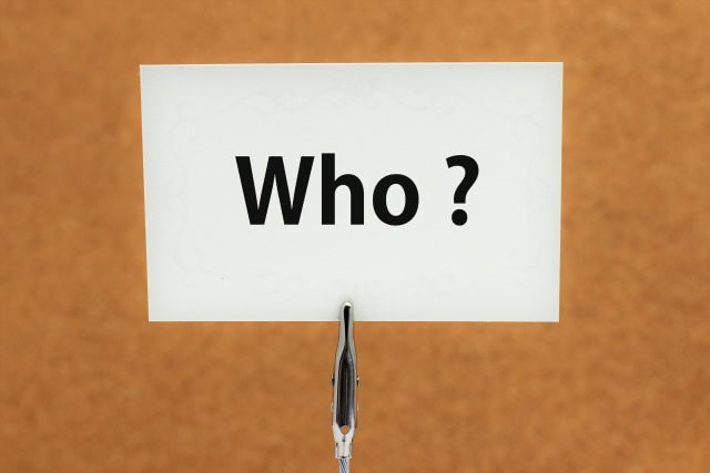 「Who?」と書かれたカードがクリップに立てられている写真
