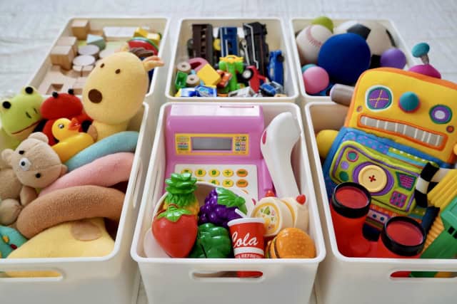 種類別に分類された子ども用おもちゃ収納ケース