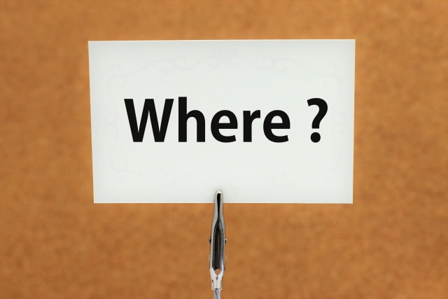 「Where?」と書かれたカードがクリップに立てられている写真