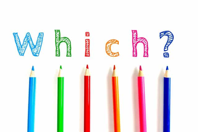 カラフルな色鉛筆と「Which?」の文字で、選択に迷うイメージを表現したイラスト