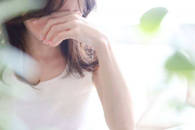 体調不良や疲労感に悩む40代女性をイメージした写真