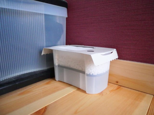 クローゼットの隅に置かれた除湿剤の容器
