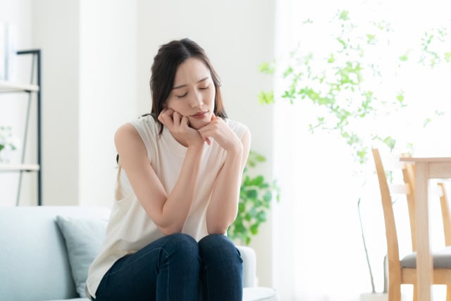 更年期の不調に悩む女性と、代表的な症状リスト(疲れ・不安・乾燥・抜け毛)