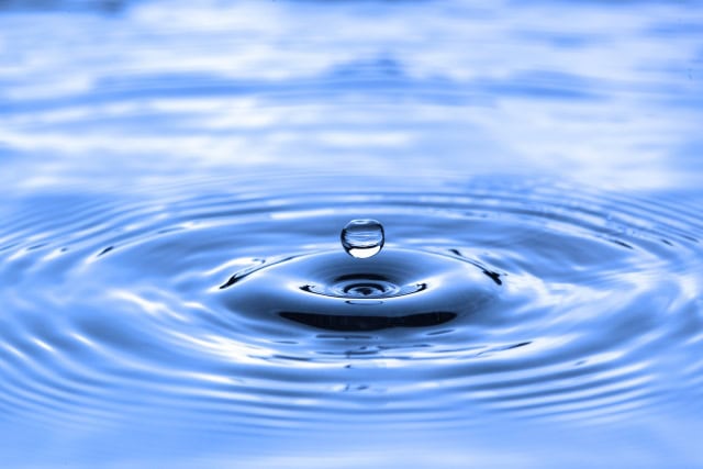 水面に落ちる一滴の雫。プラセンタが体にしみわたるイメージ
