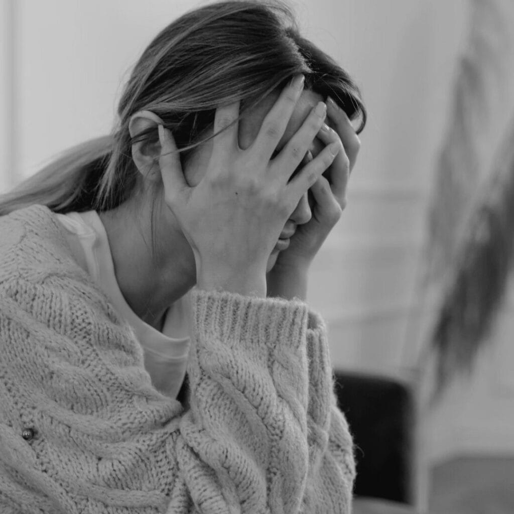 顔を覆って悩む40代女性と、疲れや気分の浮き沈みに関するチェックリスト