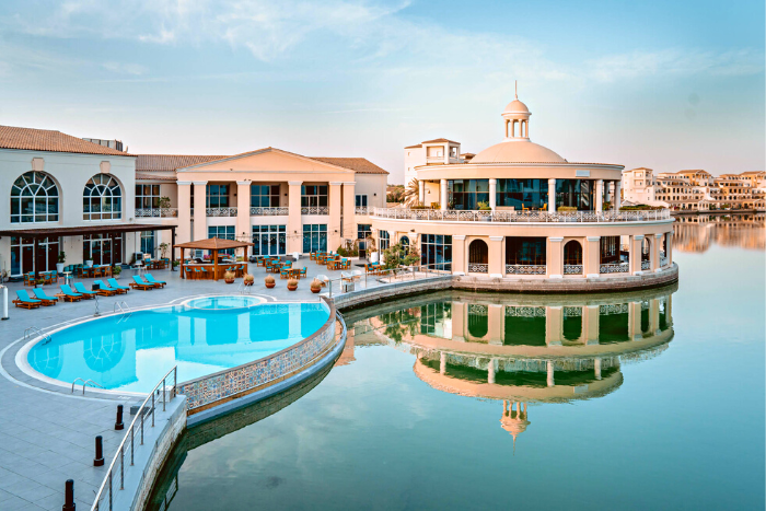 Neighbourhood Bar & Restaurant at Copthorne Lakeview Hotel
