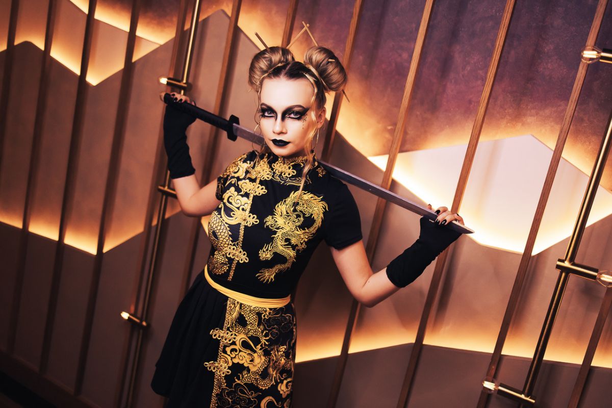 A cosplayer dressed in kimono with a katana at Miss Tess Taj Dubai