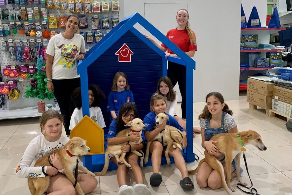 The Petshop Summer camp Bark'n'learn featuring students in a dog house with their pets