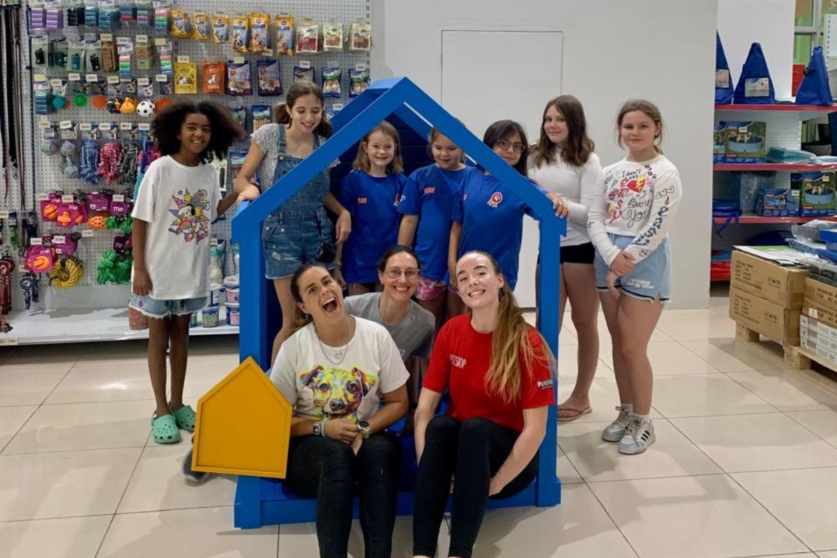 The Petshop Summer camp Bark'n'learn featuring students and teachers