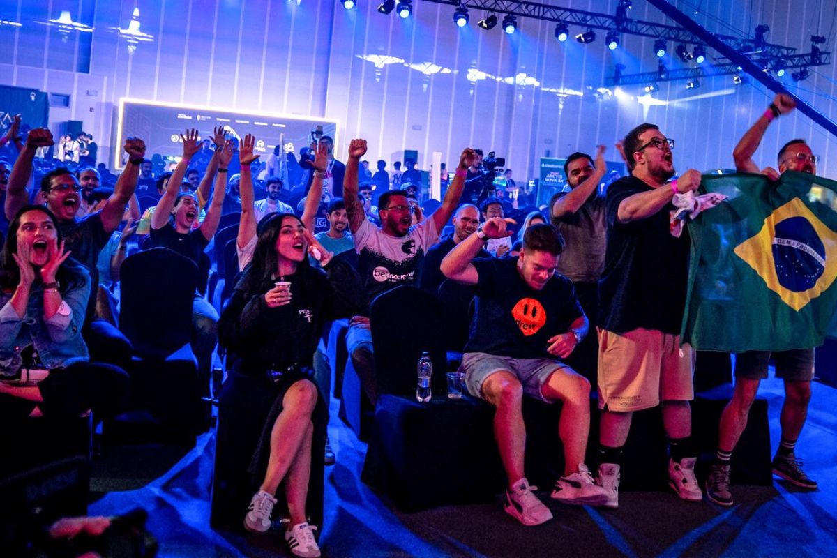 YaLLA ESports fans cheering