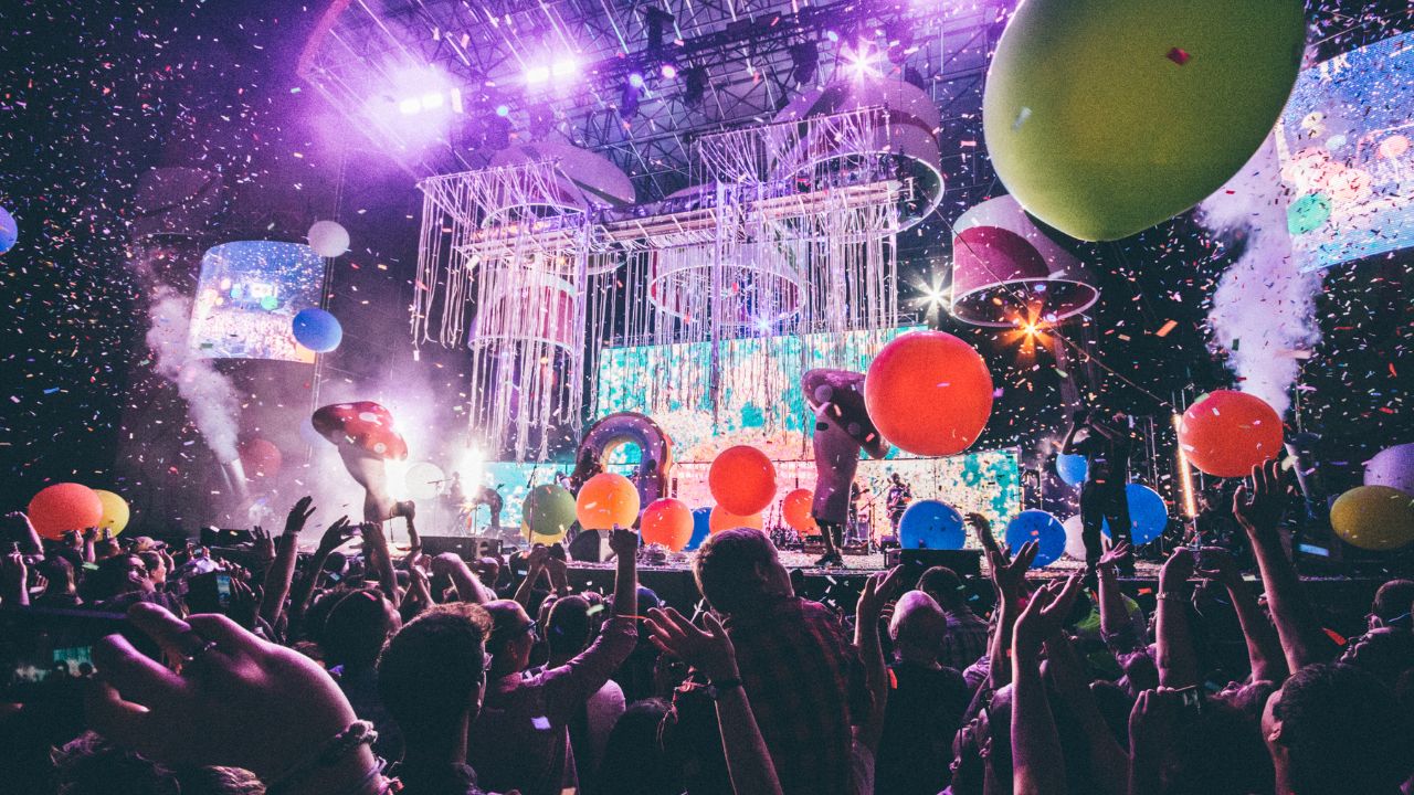 Bright concert with colourful balloons and energetic crowd in Dubai 2026.