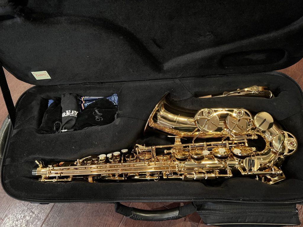 レッスンで使用できる無料レンタルのアルトサックス。専用ケースに収納された状態。