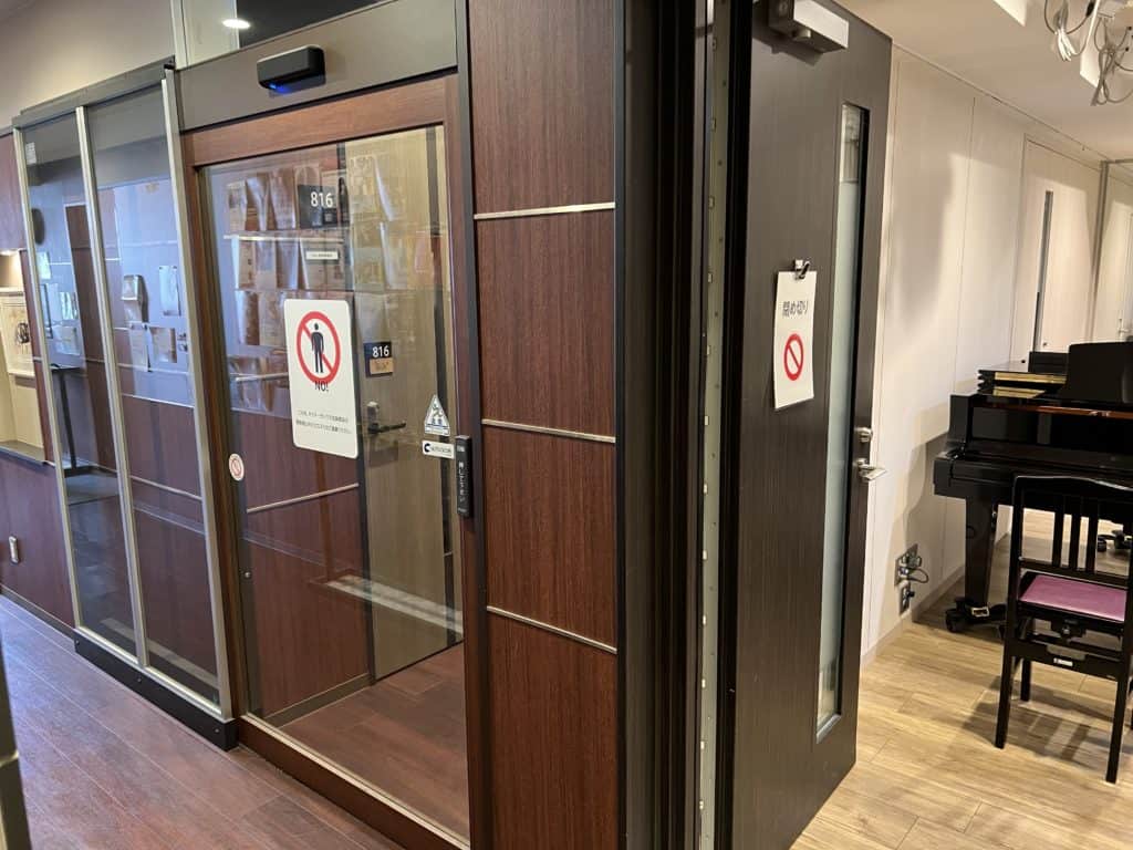 東京池袋のサックス教室の共有スペースと廊下