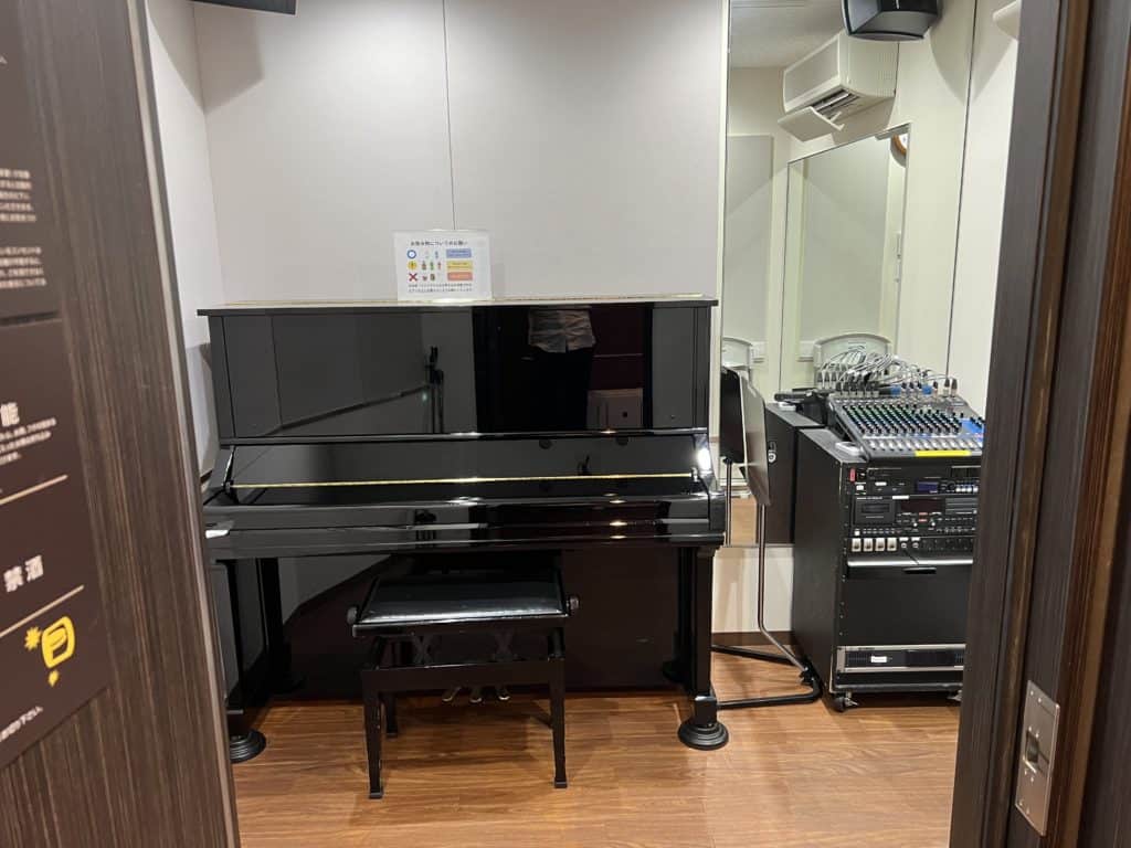 東京池袋のサックス教室内のアップライトピアノと音響設備