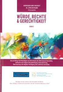 Gefülltes Zentrallager mit Büchern und Regalen, Übersicht über Lagerverwaltung und Logistikprozesse in einem modernen Logistikzentrum.