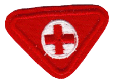 Ein Notfall-Wundverband mit rotem Kreuz, geeignet für erste Hilfe und medizinische Notfälle.