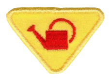 Ein Gelbes Zentrallager-Wappen mit roter Wasserkanne und Wasserschlauch, symbolisiert zentrale Lagerung und Versorgung.