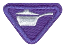 Detailliertes Abzeichen eines Zentrallagers mit Töpferkrug, hochwertig gestickt in lila und silber, symbolisiert logistische Kompetenz und Lagerverwaltung.