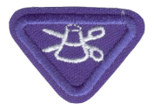 Detailliertes Bild eines Zentrallager-Emblems in Lila mit weißen Stickereien, symbolisiert Organisation und Kompetenz im Logistikzentrum. Perfekt für Website- und Marketingmaterialien im Bereich Logistik und Lagerverwaltung.