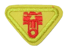 Verschlüsseltes Zentrallager-Abzeichen aus Stoff mit gelbem Hintergrund und rotem Logo, symbolisiert die Zugehörigkeit zu der Organisation.