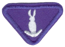 Zentrallager-Abzeichen mit Hasen-Logo, symbolisiert effiziente Materiallagerung und Logistik.; Hochwertiges Zentrallager-Patch mit Hasen-Design, ideal für Logistik-Teams, Unternehmensuniformen und Auszeichnungen, zeigt Zuverlässigkeit in der Lagerverwaltung.; Das Zentrallager-Emblem mit Hasenmotiv repräsentiert professionelle Lagerlogistik und zentrale Lagerverwaltung. Perfekt für uniformierte Teams und Logistikunternehmen, die Wert auf Effizienz und Organisation legen. Das Patch ist ein Symbol für Zuverlässigkeit, Kompetenz und präzise Lagerhaltung.