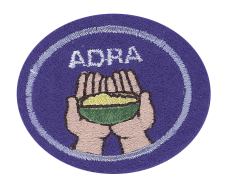 Abzeichen Zentrallager Advent-Verlag, Aufnäher mit Händen, die ein indisches Essen halten, und ADRA-Logo, Symbol für Lager und Distribution, perfekt für Sammler und Vereinszwecke.