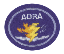 ADFRA Abzeichen, Emblem mit Blitz und Entenmotiv, auf dunkelviolettem Hintergrund, Symbol für Feuerwehr oder Notfalldienst, hochwertige Stickerei, Verwendung auf Uniformen und Auszeichnungen.