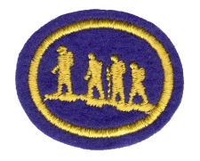 Menschen mit Rucksack und Spazierstöcken, symbolisiert Outdoor-Aktivitäten, Wandern, Naturerkundung.