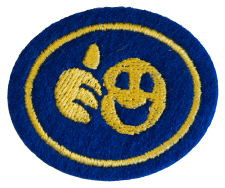 Schwarzes und blaues Firmenstick-Emblem mit lachendem Ball, Handzeichen und professionellem Design, ideal für Teams, Kindertagesstätten und Betriebe, symbolisiert Freundlichkeit und Zusammenarbeit.