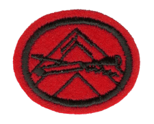 Schwarz-rotes Wappen, das die Bauzeichnung eines Hauses und eine Wasserwaage zeigt, symbolisiert Qualitätsstandards und Baustellenkontrolle.